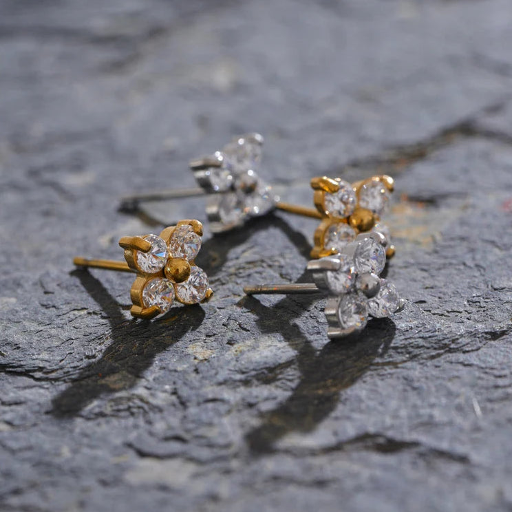 Boucles d’oreilles fleur en zircone – Élégance délicate