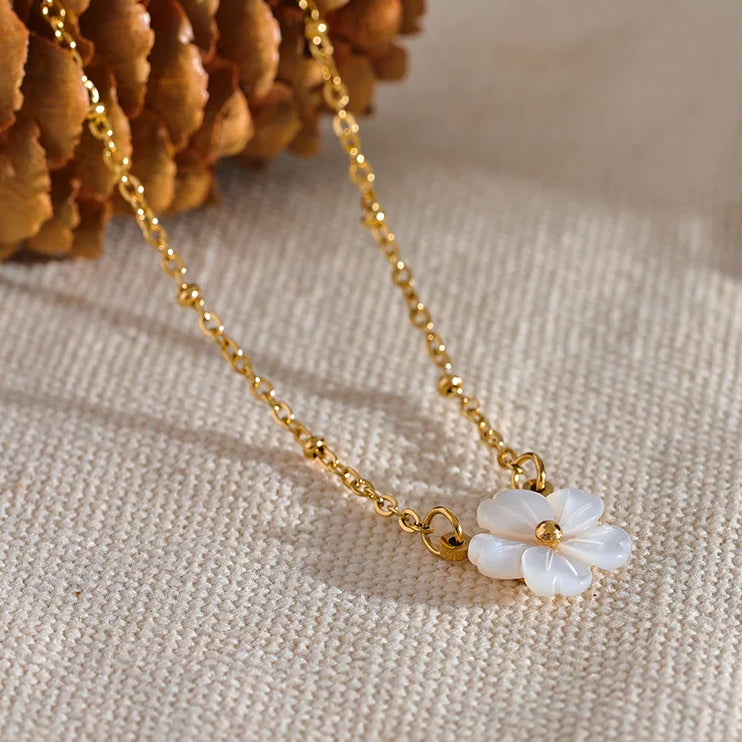 Collier fleur en coquille naturelle – Élégance délicate plaqué or