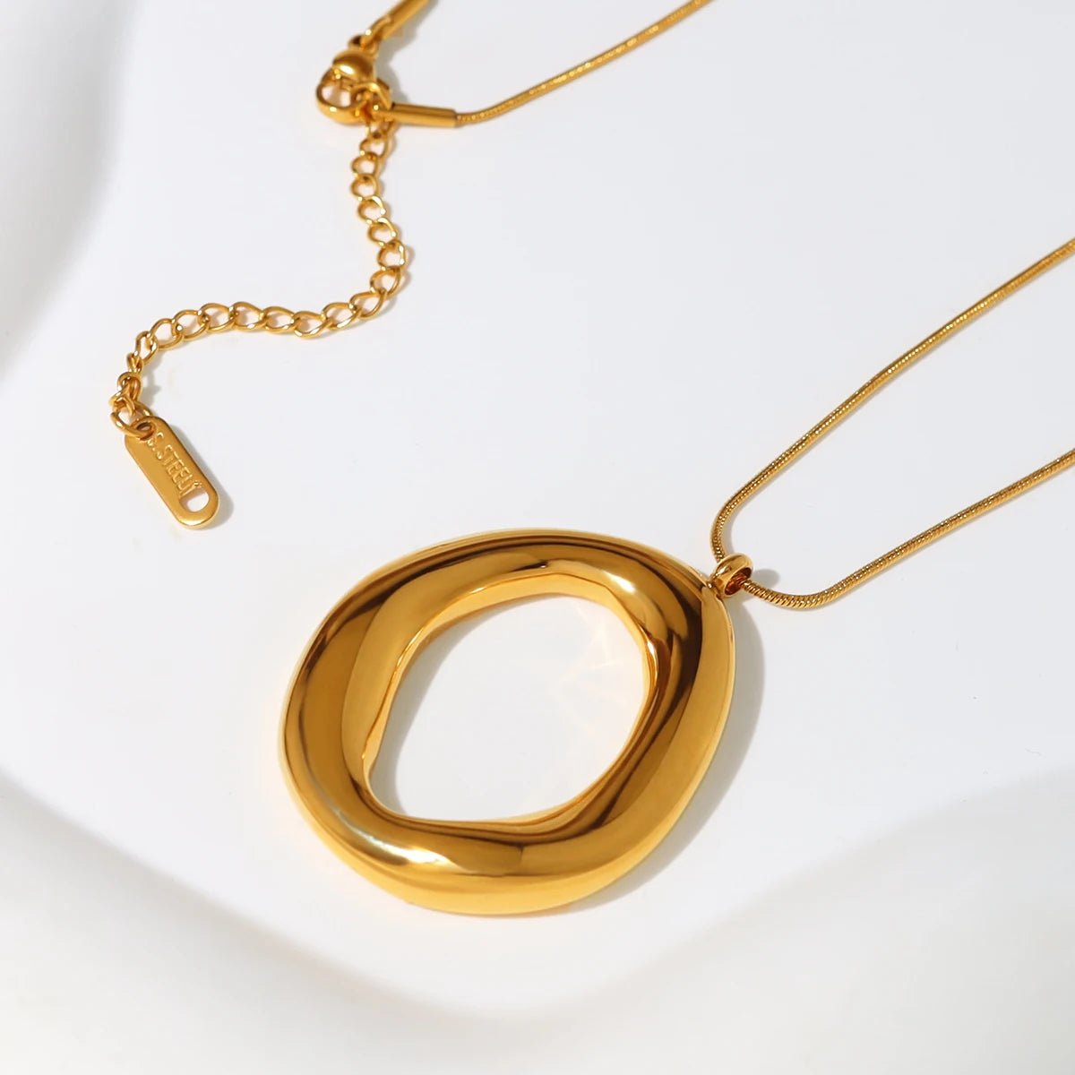 Collier à grande boucle – Plaqué Or 18K en Acier Inoxydable