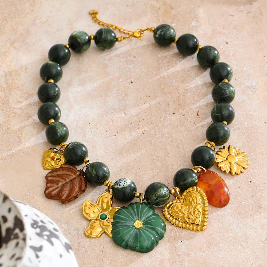 Collier à breloques vert – Fleurs & perles