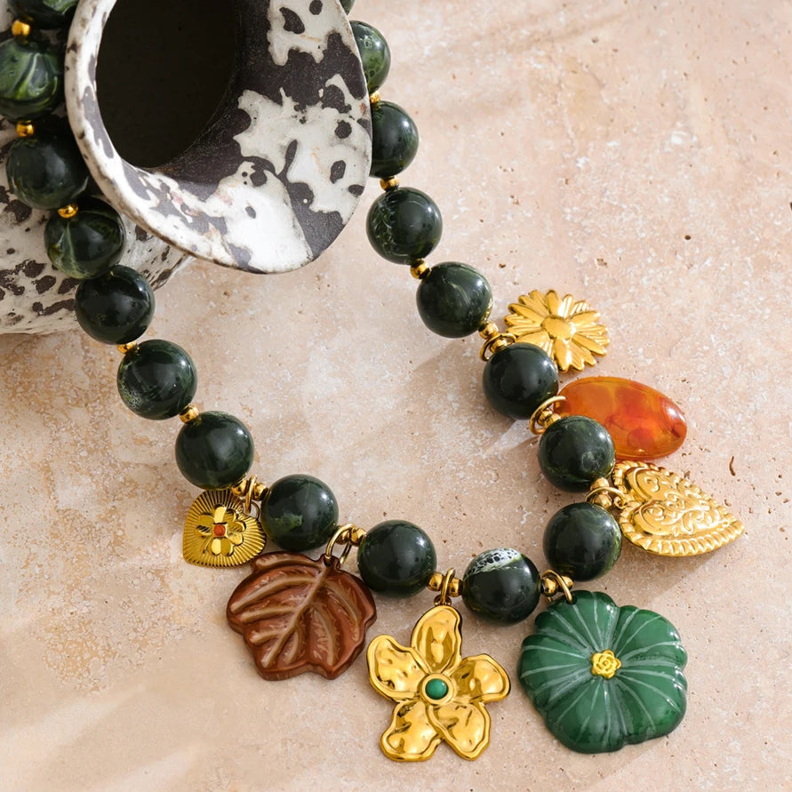 Collier à breloques vert – Fleurs & perles