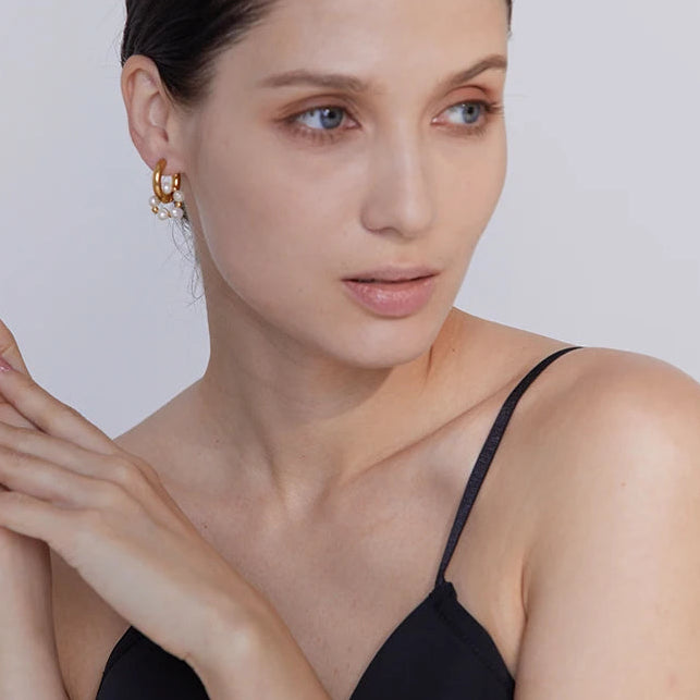 Boucles d’oreilles créoles avec perles naturelles
