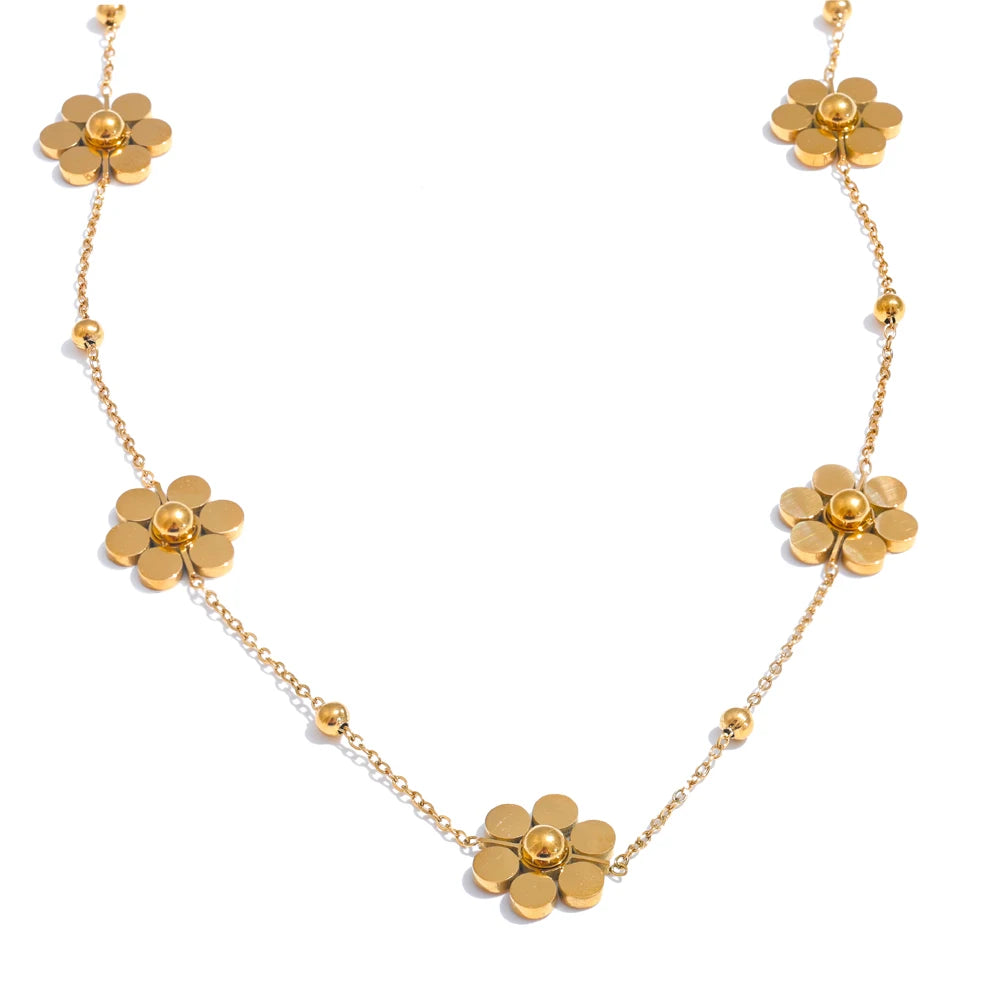 Collier orné de fleurs