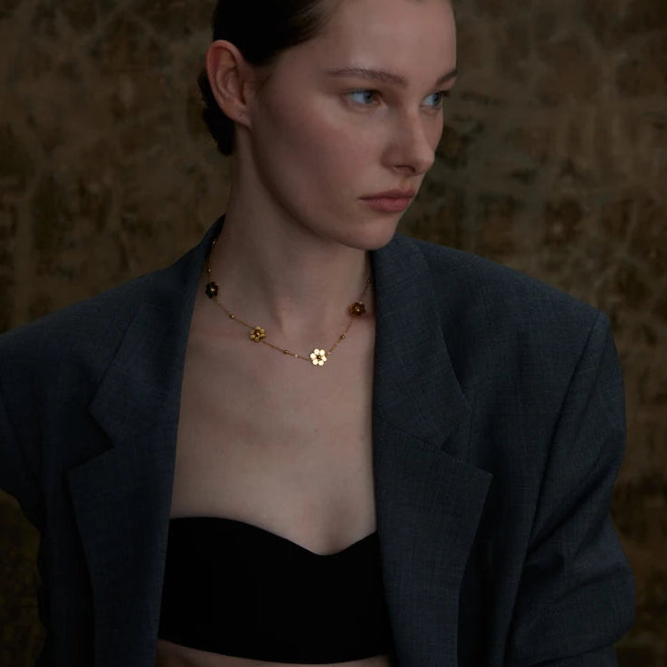 Collier orné de fleurs