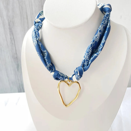 Collier Foulard Élégance