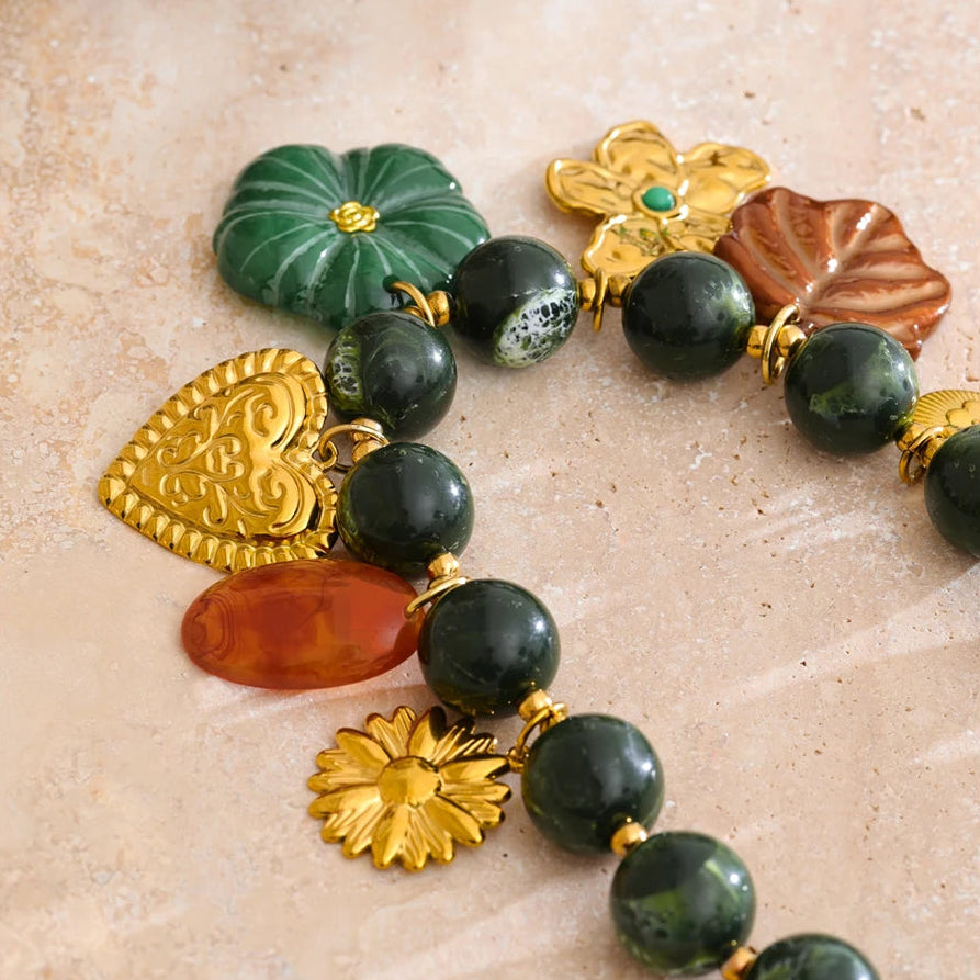 Collier à breloques vert – Fleurs & perles