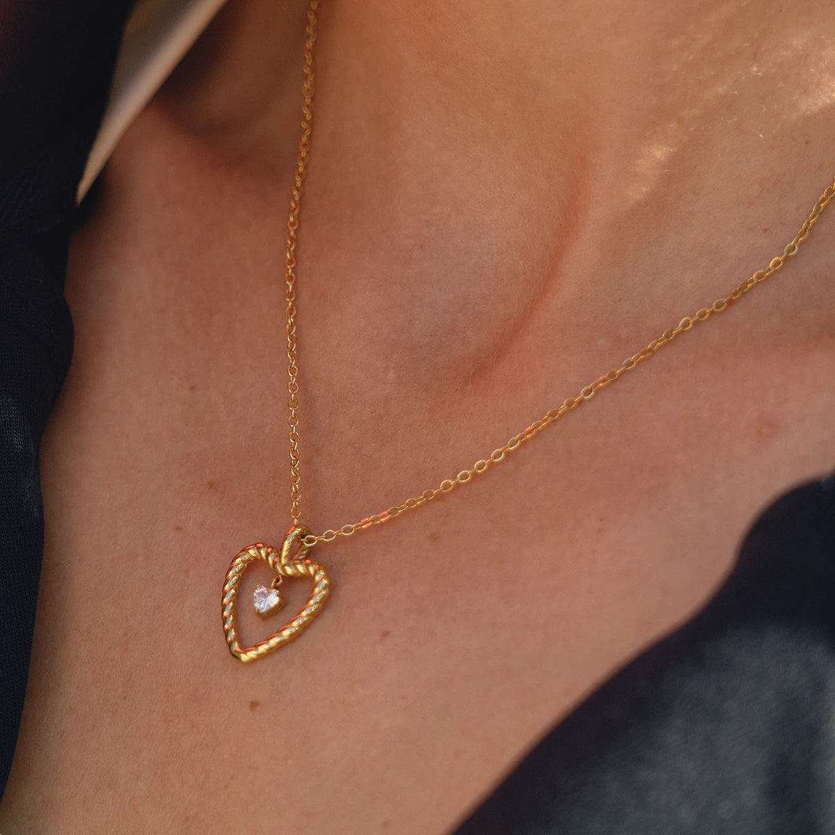 Collier pendentif cœur torsadé en acier inoxydable avec strass