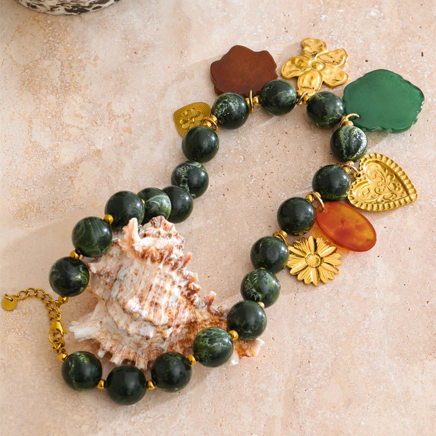 Collier à breloques vert – Fleurs & perles