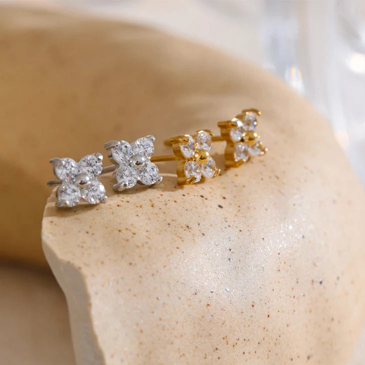 Boucles d’oreilles fleur en zircone – Élégance délicate
