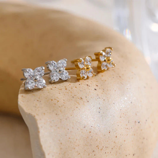 Boucles d’oreilles fleur en zircone – Élégance délicate
