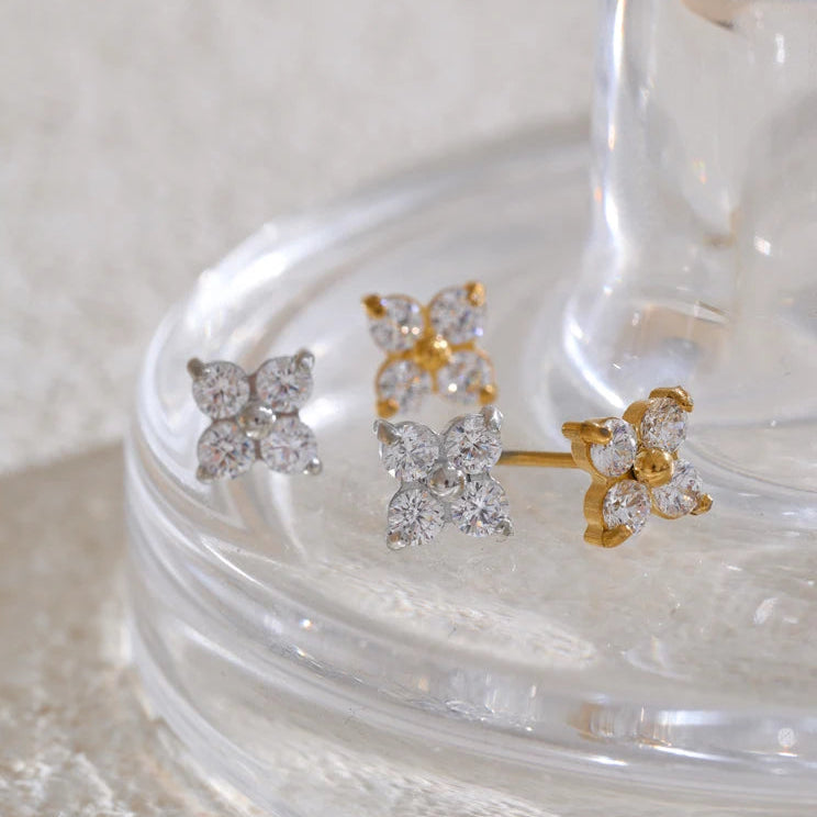 Boucles d’oreilles fleur en zircone – Élégance délicate