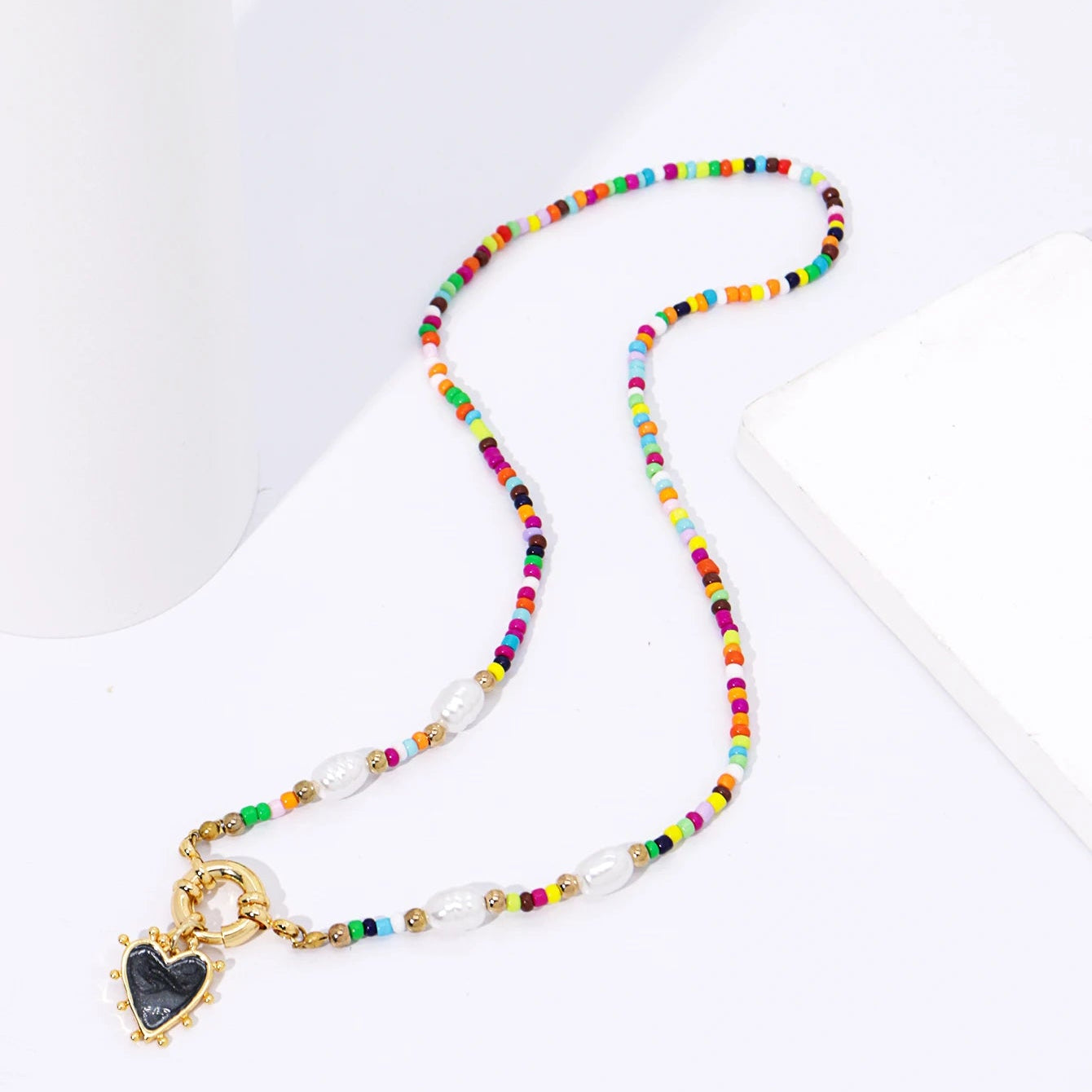 Collier perles colorées & pendentif cœur