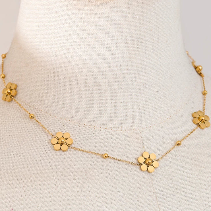 Collier orné de fleurs