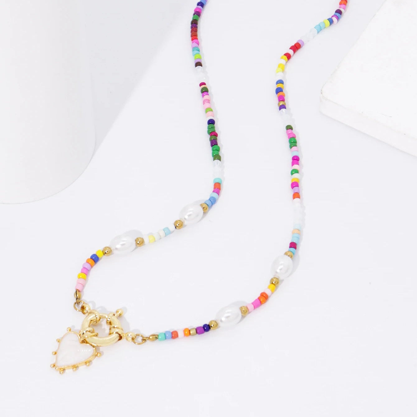 Collier perles colorées & pendentif cœur