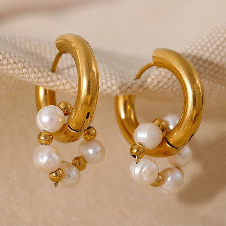 Boucles d’oreilles créoles avec perles naturelles