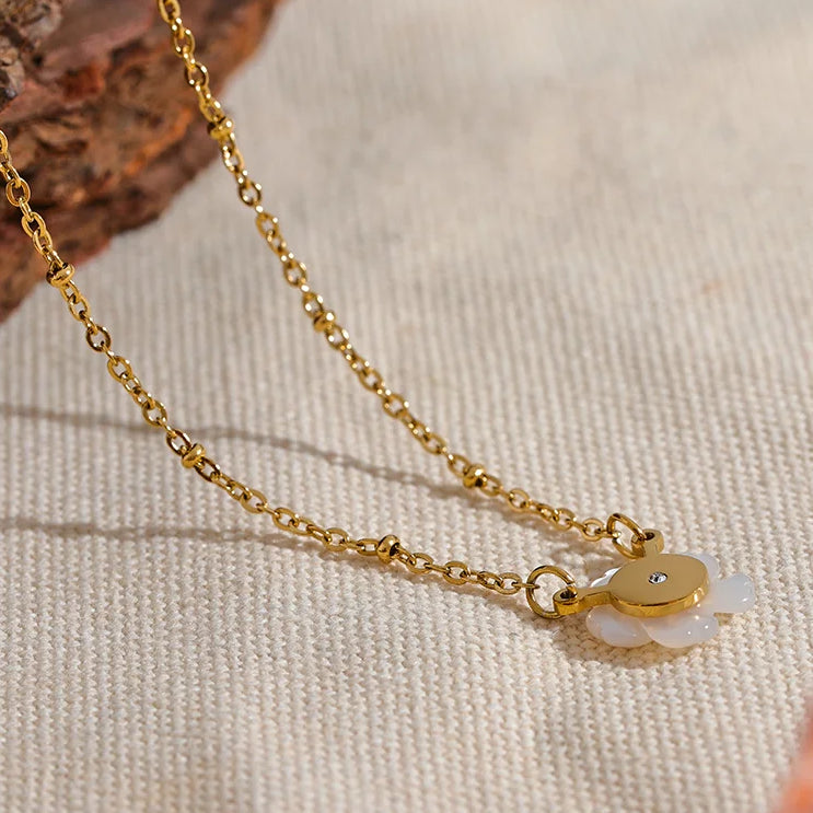 Collier fleur en coquille naturelle – Élégance délicate plaqué or