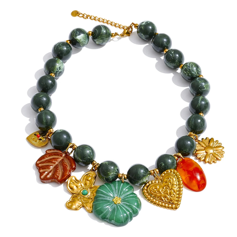 Collier à breloques vert – Fleurs & perles