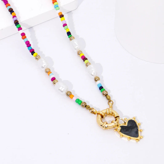 Collier perles colorées & pendentif cœur