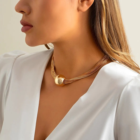 Collier torsadé avec pendentif boule
