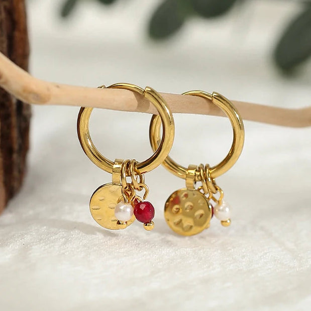 Boucles d’oreilles créoles à pierres rouges