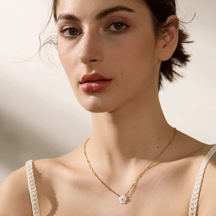 Collier fleur en coquille naturelle – Élégance délicate plaqué or