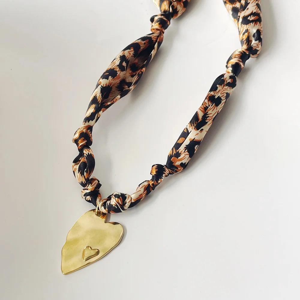 Collier Foulard Élégance