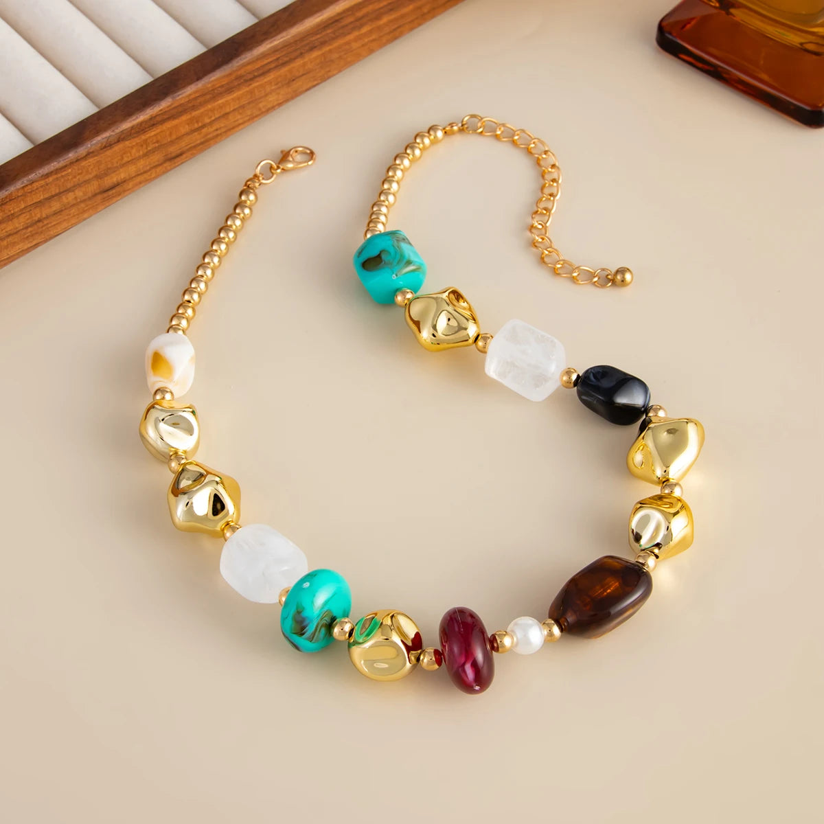 Collier ras du cou bohème en perles de résine