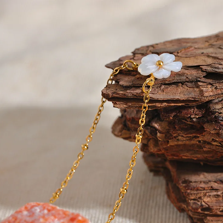 Collier fleur en coquille naturelle – Élégance délicate plaqué or