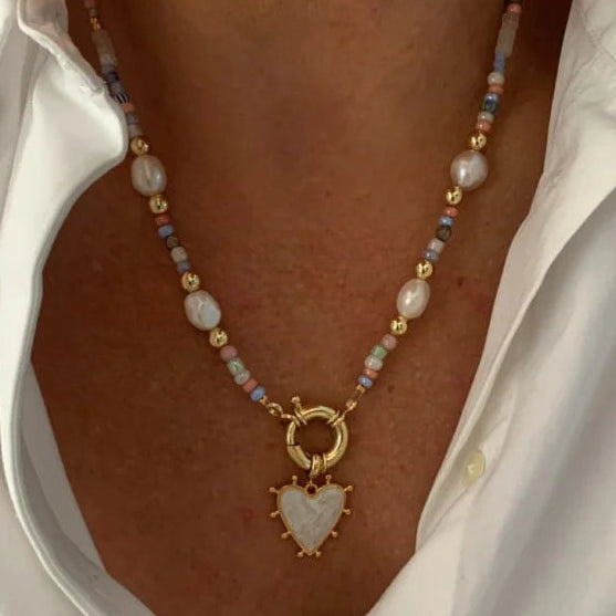 Collier perles colorées & pendentif cœur