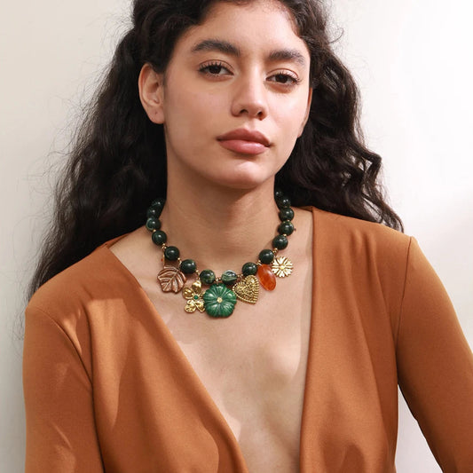 Collier à breloques vert – Fleurs & perles