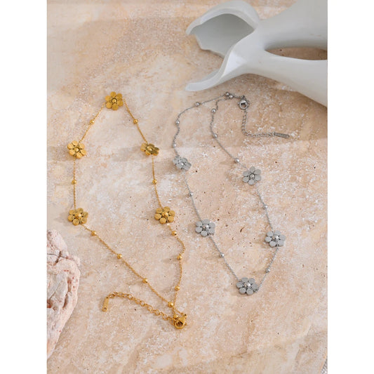 Collier orné de fleurs