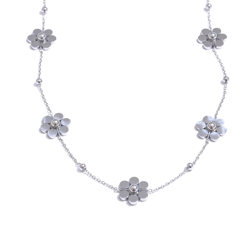 Collier orné de fleurs