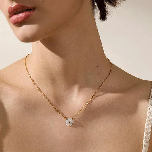 Collier fleur en coquille naturelle – Élégance délicate plaqué or