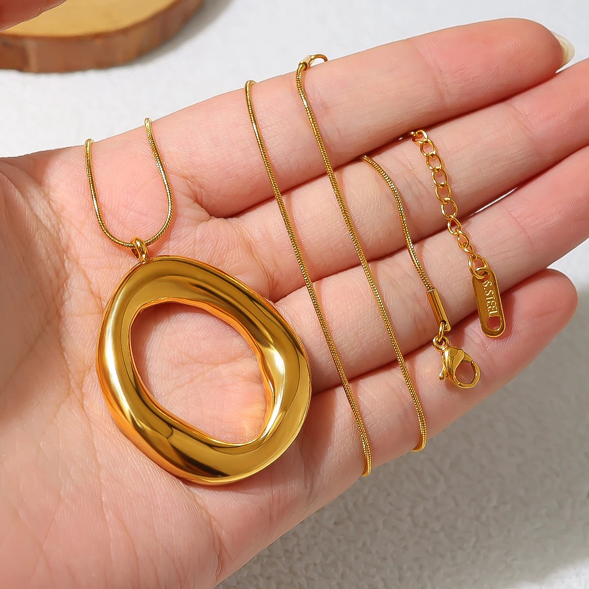 Collier à grande boucle – Plaqué Or 18K en Acier Inoxydable