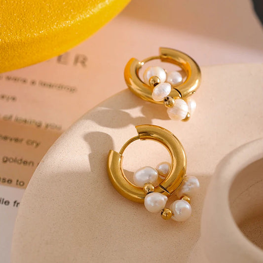 Boucles d’oreilles créoles avec perles naturelles