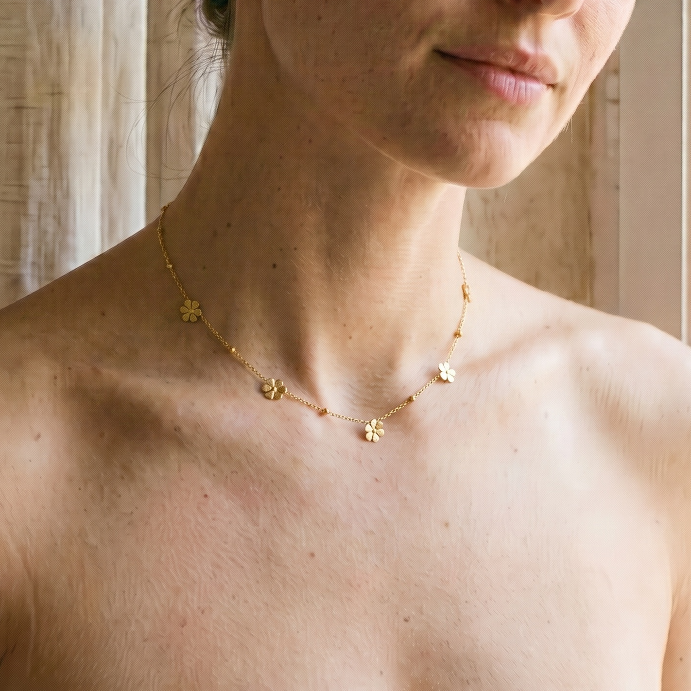 Collier orné de fleurs